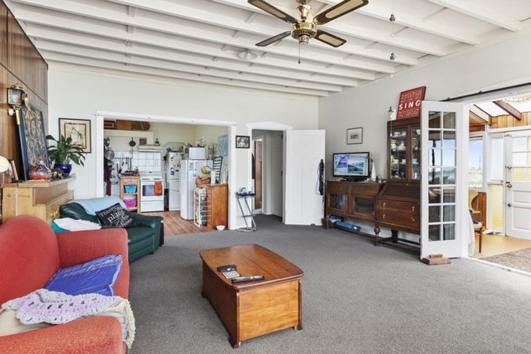 Photo of property in 128 Lyall Parade, Lyall Bay, Wellington, 6022