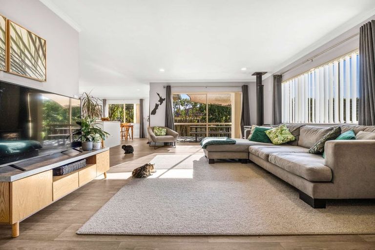 Photo of property in 36 Mandalay Place, Waiuku, 2123