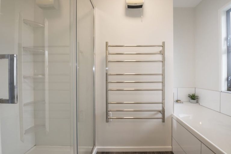 Photo of property in 14a West Lynn Road, Titirangi, Auckland, 0604