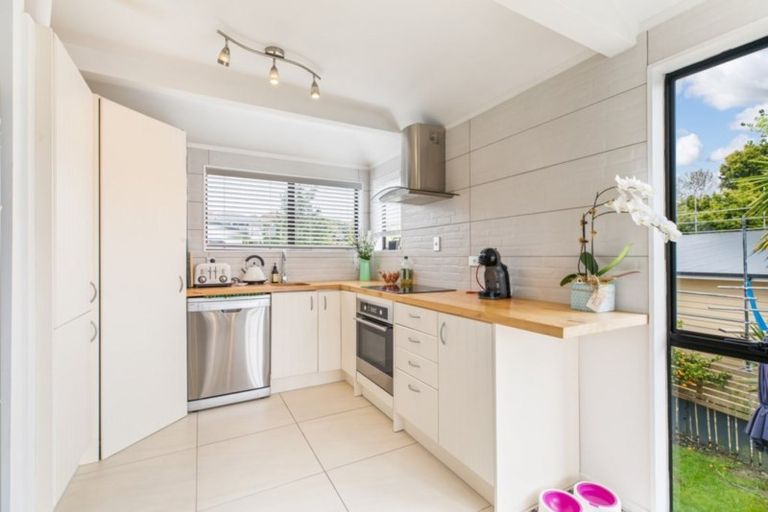 Photo of property in 6b Dobell Road, Stanmore Bay, Whangaparaoa, 0932