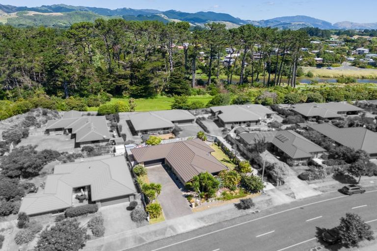 Photo of property in 130 Weggery Drive, Waikanae Beach, Waikanae, 5036