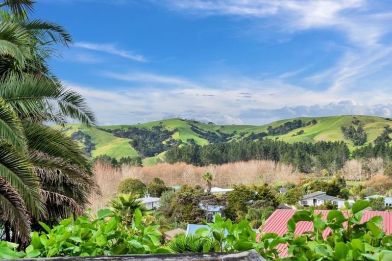 Photo of property in 15 Empressa Heights, Helensville, 0800