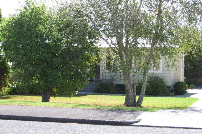 Photo of property in 17 Cliff View Drive, Green Bay, Auckland, 0604