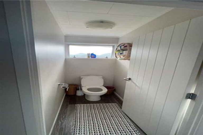 Photo of property in 4 Pahi Place, West Harbour, Auckland, 0618