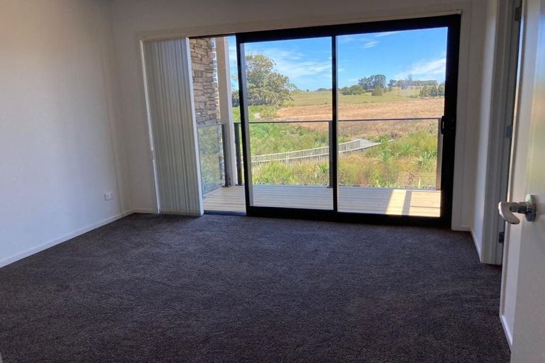 Photo of property in 2/60 Hayfield Way, Karaka, Papakura, 2580