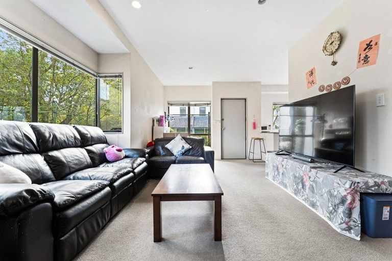 Photo of property in 1 Sun Place, Henderson, Auckland, 0612
