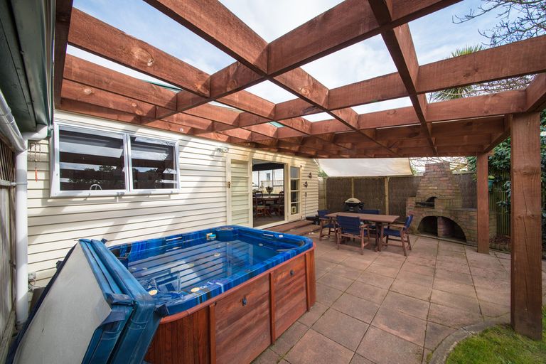 Photo of property in 16 Karaka Street, Hokowhitu, Palmerston North, 4410