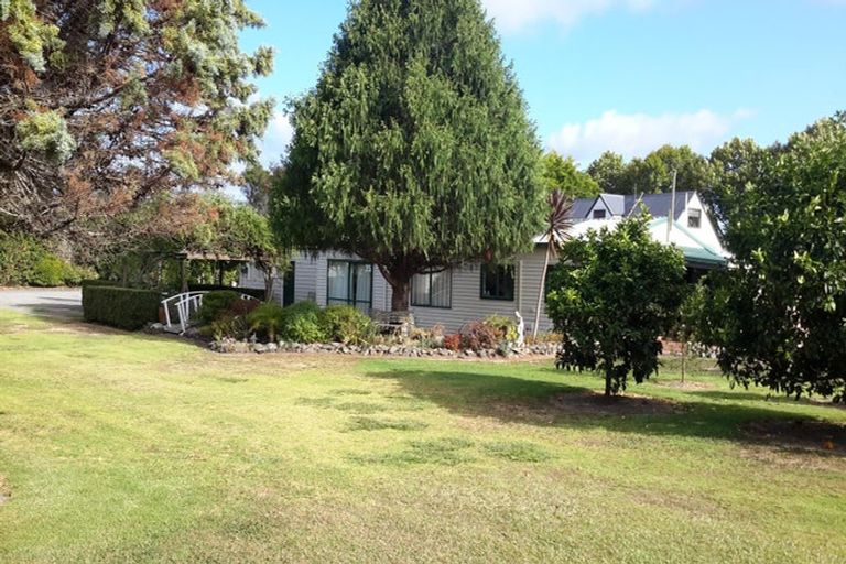Photo of property in 13 Taupaki Road, Taupaki, Henderson, 0782