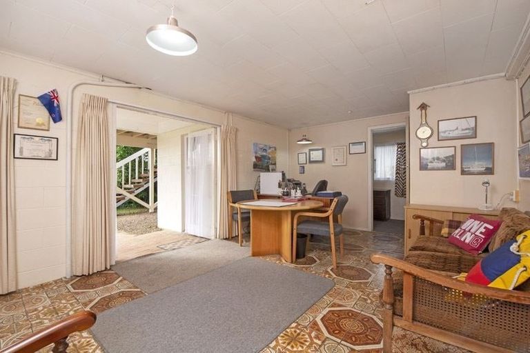 Photo of property in 76 Beechdale Crescent, Pakuranga Heights, Auckland, 2010