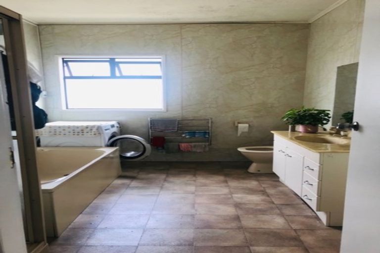 Photo of property in 12 Walmer Road, Point Chevalier, Auckland, 1022