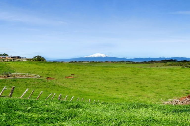 Photo of property in 150 Ackworth Road, Lepperton, New Plymouth, 4373