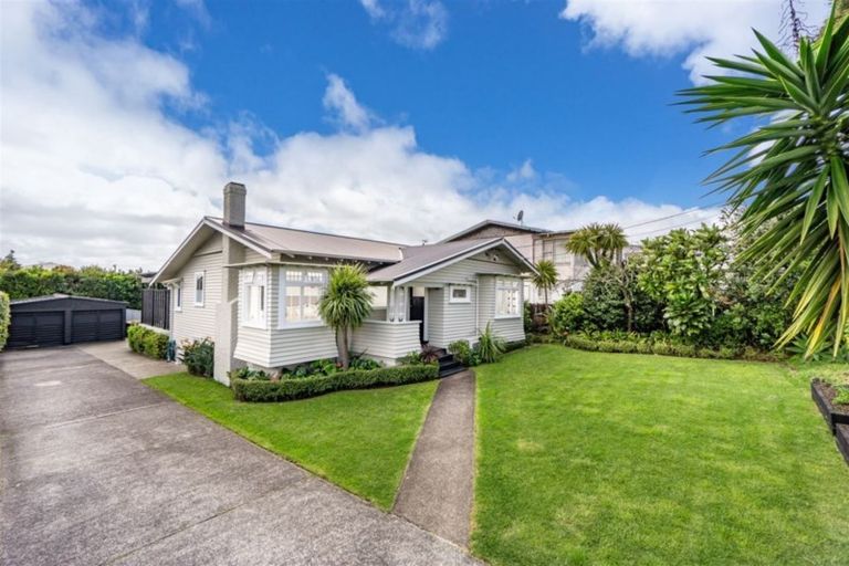 Photo of property in 8 Westwell Road, Belmont, Auckland, 0622