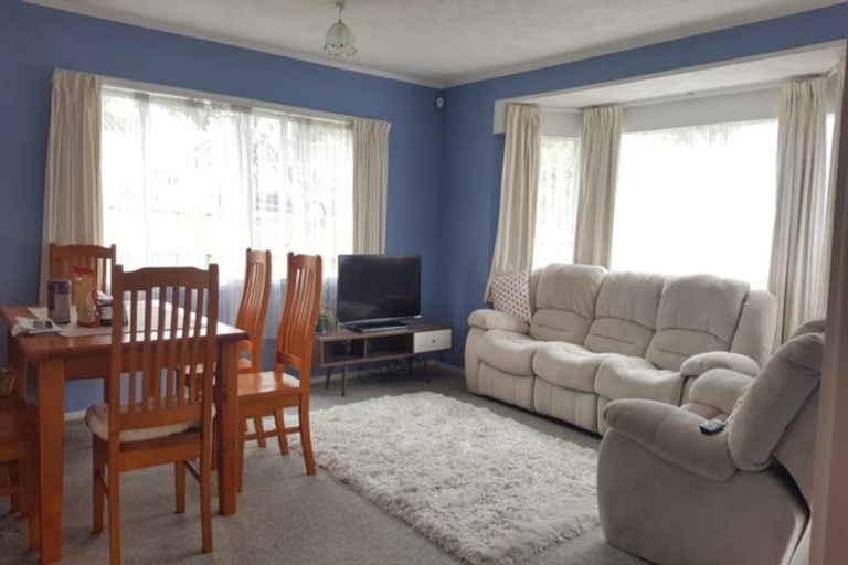 Photo of property in 2/5 Tirimoana Road, Te Atatu South, Auckland, 0602