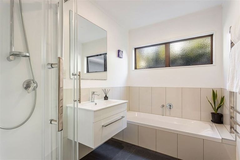 Photo of property in 60 Rhinevale Close, Henderson, Auckland, 0612