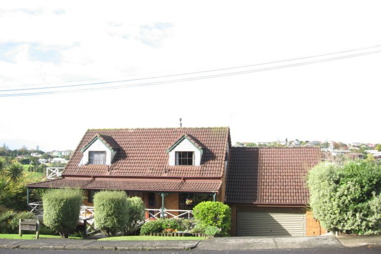 Photo of property in 2/28 Colmar Road, Mellons Bay, Auckland, 2014