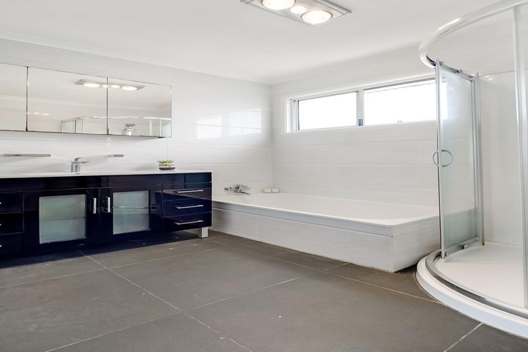 Photo of property in 129 Botany Road, Botany Downs, Auckland, 2010