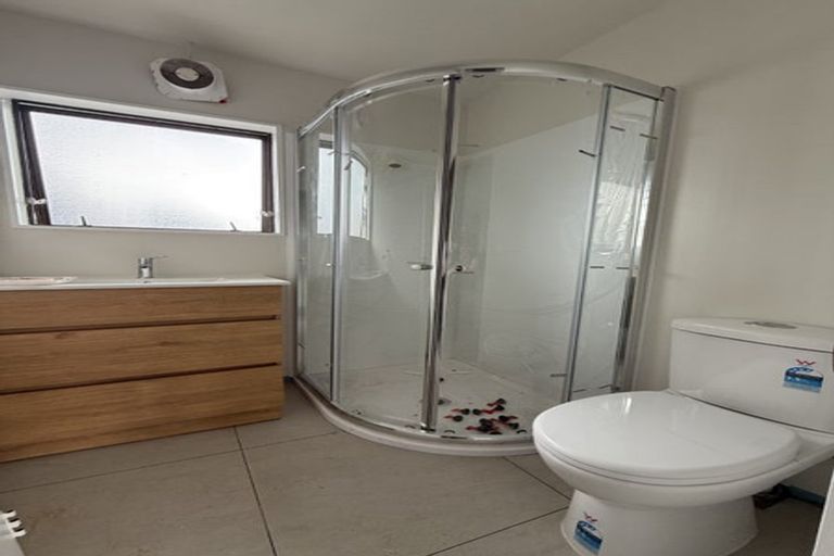 Photo of property in 122a Colwill Road, Massey, Auckland, 0614