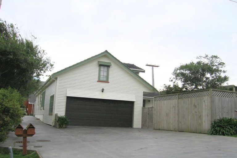 Photo of property in 2/49 Ranui Terrace, Tawa, Wellington, 5028