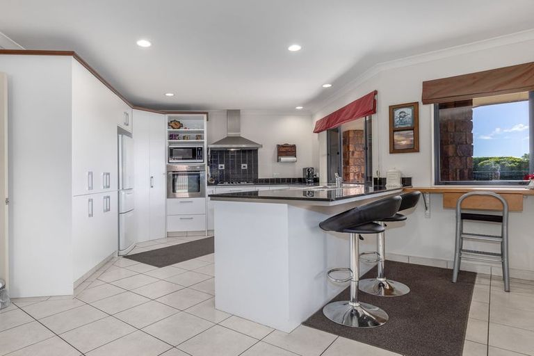 Photo of property in 38 Pohutukawa Drive, Levin, 5571