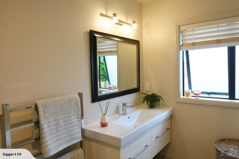 Photo of property in 4 Gavinike Place, Waimauku, 0812