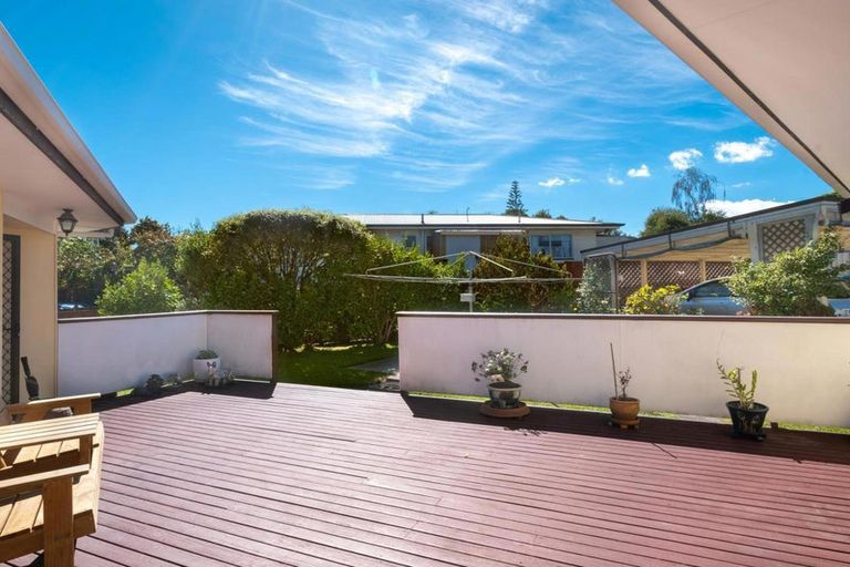 Photo of property in 6 Pankhurst Place, Sunnyvale, Auckland, 0612