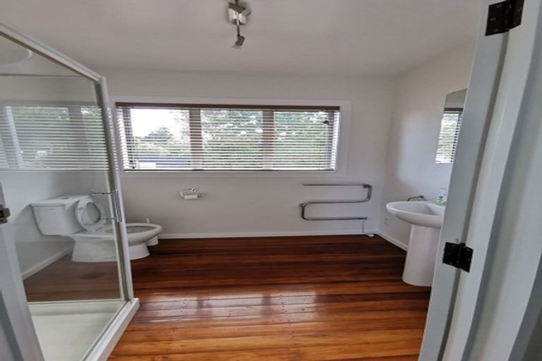 Photo of property in 111 Memorial Avenue, Burnside, Christchurch, 8053
