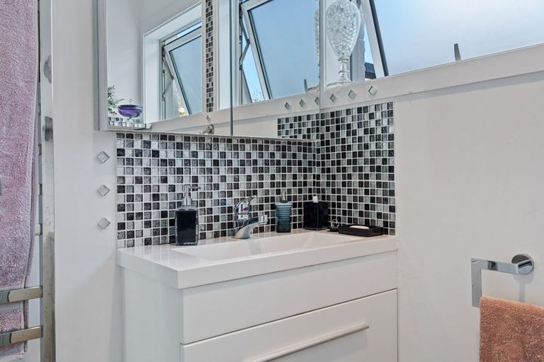 Photo of property in 3/4a Dallinghoe Crescent, Milford, Auckland, 0620