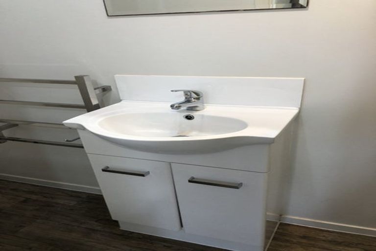 Photo of property in 2/39 Bayview Road, Bayview, Auckland, 0629