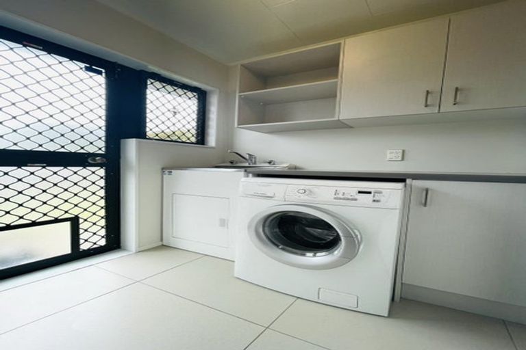 Photo of property in 1 John Webster Place, Glen Eden, Auckland, 0602