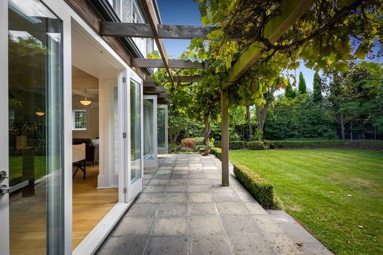 Photo of property in 166 Fendalton Road, Fendalton, Christchurch, 8052