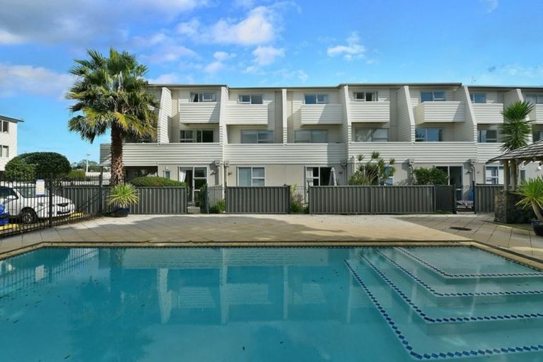 Photo of property in 13/3 Riverside Road, Orewa, 0931
