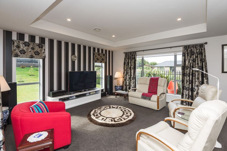 Photo of property in 43 Davaar Crescent, Broomfield, Christchurch, 8042