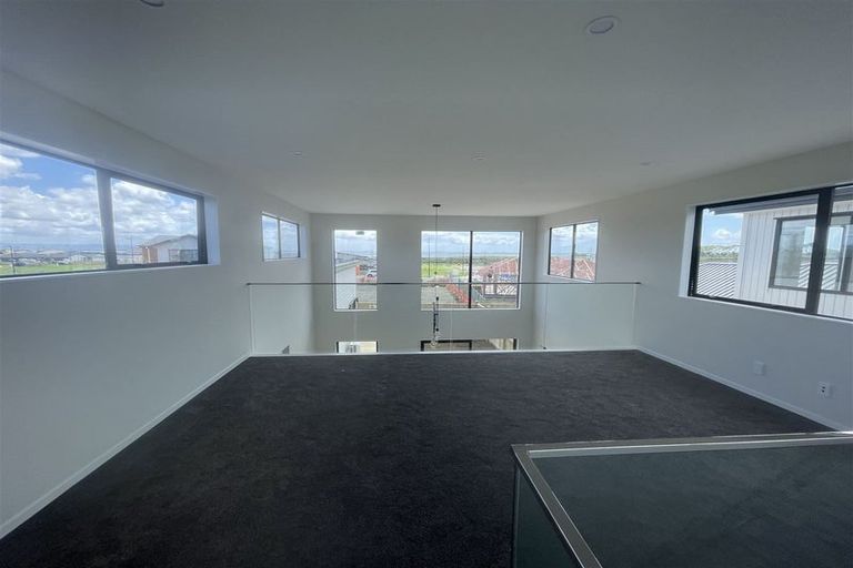 Photo of property in 8 Korowhiti Road, Clarks Beach, 2122