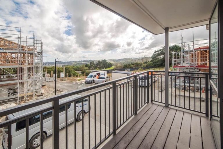 Photo of property in 128 Mcclymonts Road, Oteha, Auckland, 0632