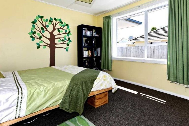 Photo of property in 16 Renfrew Street, Upper Riccarton, Christchurch, 8041