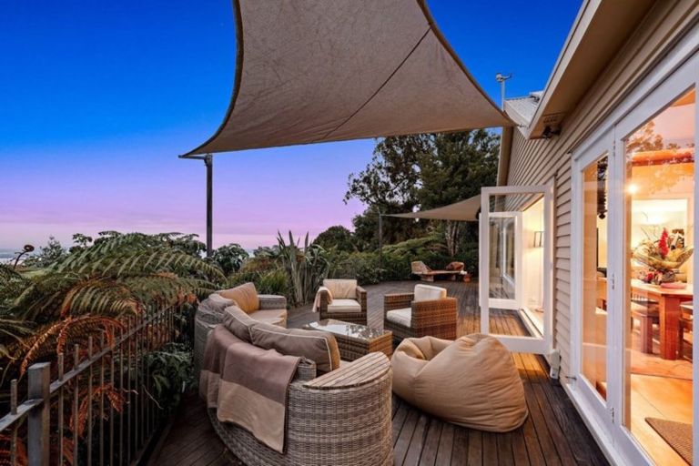 Photo of property in 37 Quinns Road, Waiatarua, Auckland, 0612