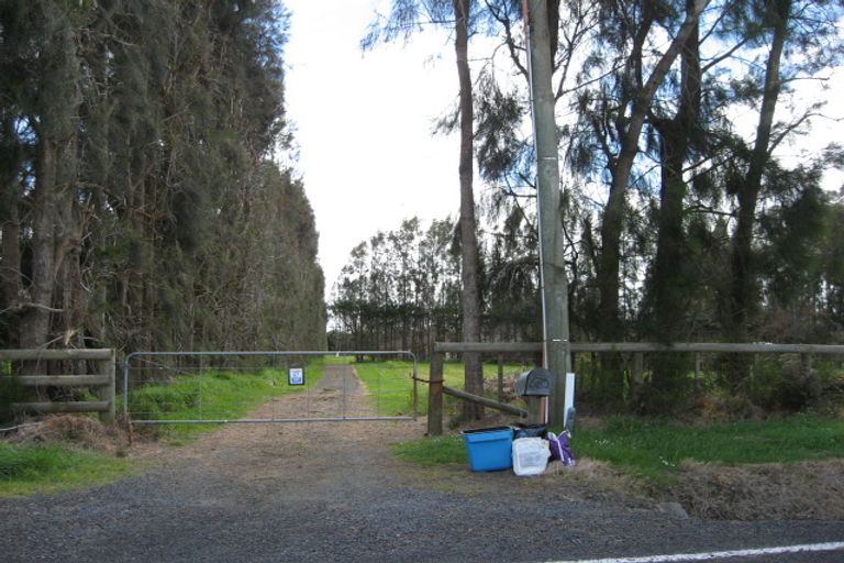 Photo of property in 682 Waitakere Road, Kumeu, 0891