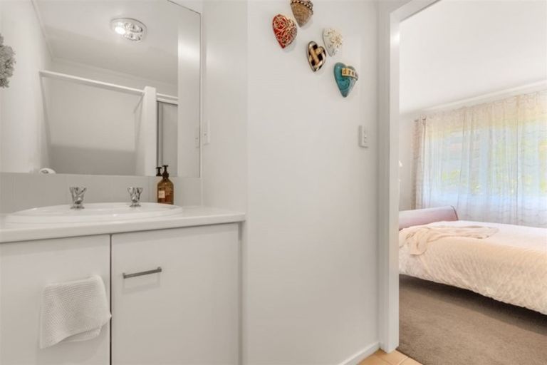 Photo of property in 20 Penguin Drive, Murrays Bay, Auckland, 0630