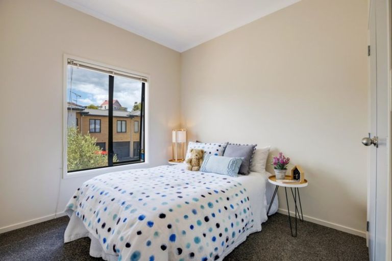 Photo of property in 9 Verdale Circle, Glen Eden, Auckland, 0602