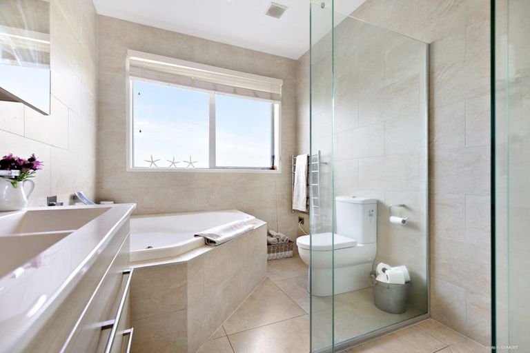 Photo of property in 41 Namsan Close, Fairview Heights, Auckland, 0632