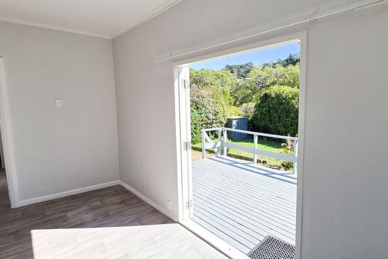 Photo of property in 11 Glanmire Road, Newlands, Wellington, 6037