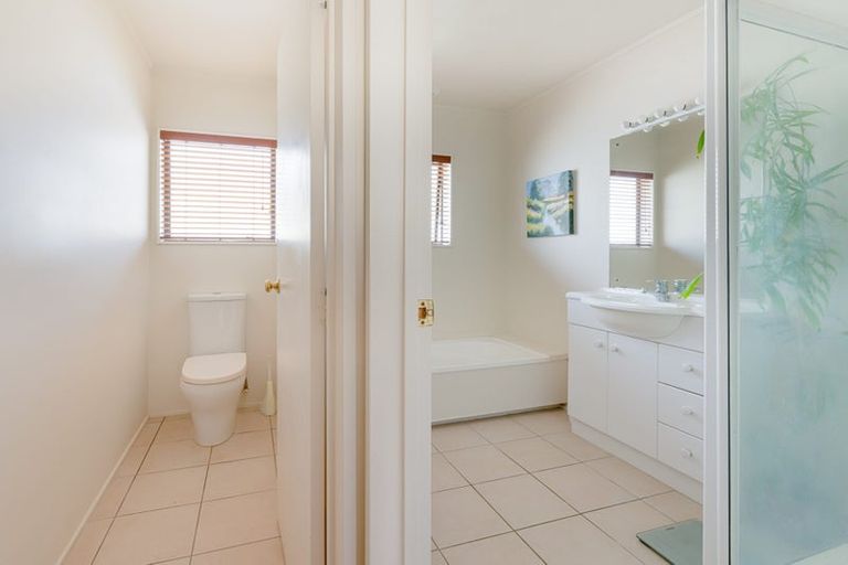 Photo of property in 2/310 Wairau Road, Glenfield, Auckland, 0629