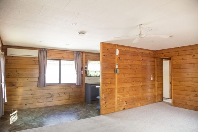 Photo of property in 2/98 Lake Road, Narrow Neck, Auckland, 0622