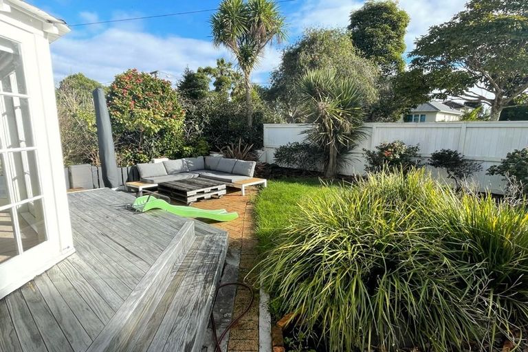 Photo of property in 20 Alberta Street, Point Chevalier, Auckland, 1022