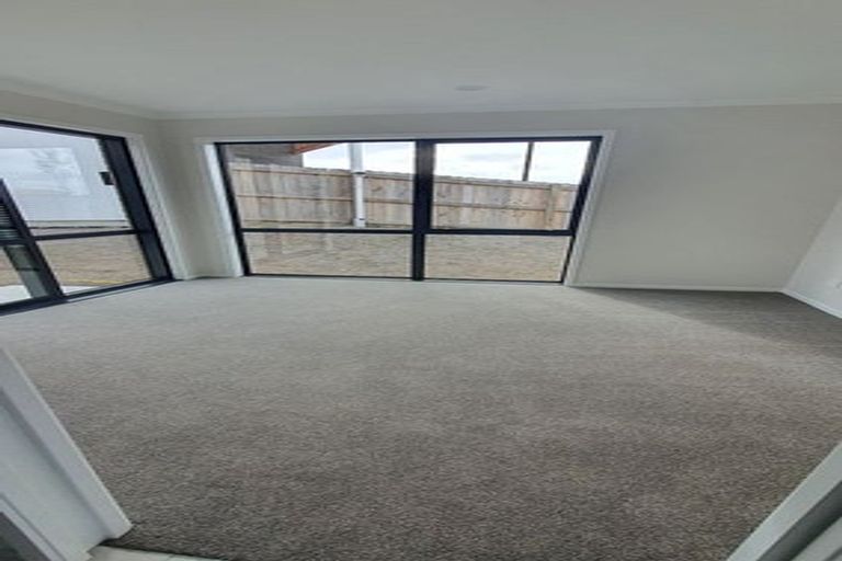 Photo of property in 33 Red Hills Road, Massey, Auckland, 0614