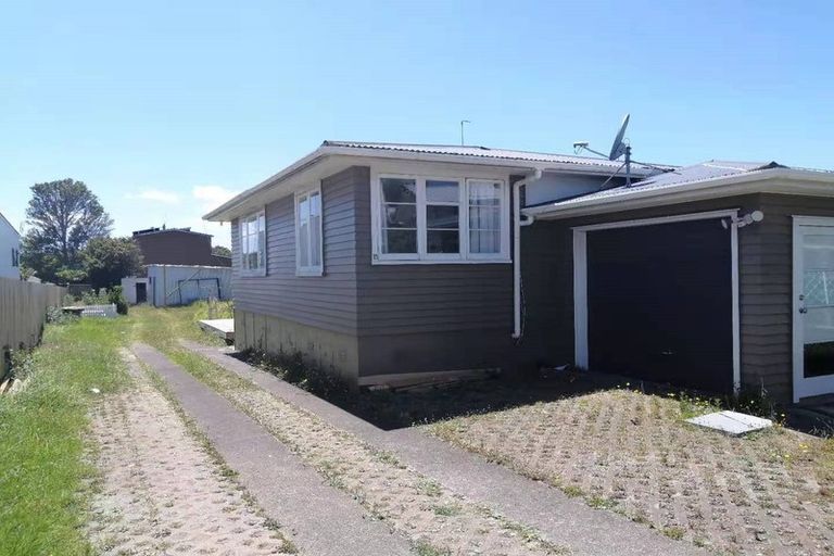 Photo of property in 18 Islington Avenue, New Lynn, Auckland, 0600