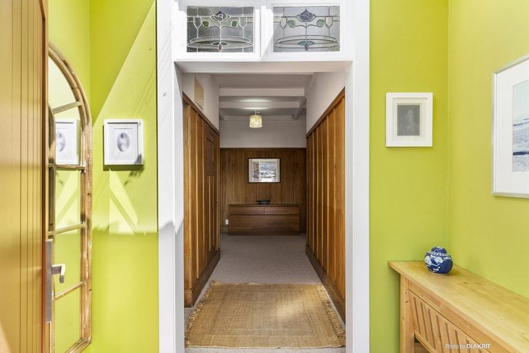 Photo of property in 124 Queens Drive, Lyall Bay, Wellington, 6022