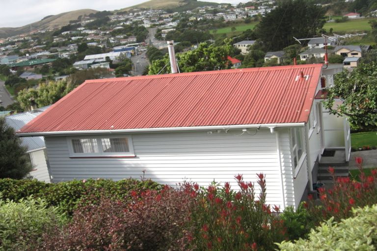 Photo of property in 18 Alwyn Place, Newlands, Wellington, 6037