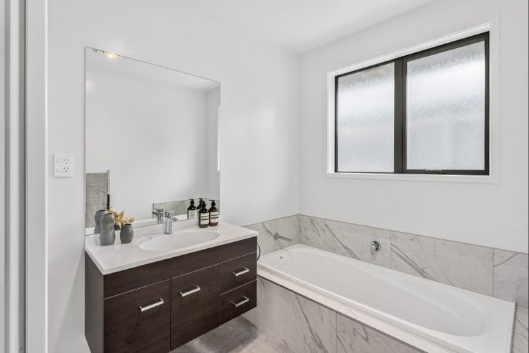 Photo of property in 1 Clifford Close, Leamington, Cambridge, 3432