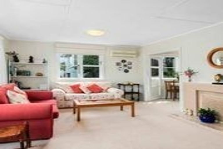 Photo of property in 49 Taylor Terrace, Tawa, Wellington, 5028